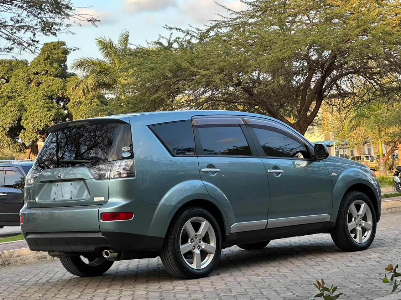 MITSUBISHI OUTLANDER thumbnail 3